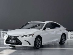 Lexus ES 200 Excellence Edition - photo 1