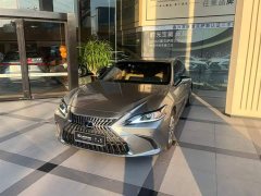 Lexus ES 200 Excellence Edition - ფოტო 1