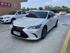 Lexus ES 200 Premium Edition - photo 1
