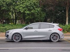 Ford Focus Hatchback EcoBoost 180 Automatic ST Line - ფოტო 4
