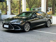 Lexus ES 300h Excellence Edition - photo 1