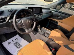 Lexus ES 300h Excellence - ფოტო 4