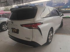 Toyota Sienna 2.5L Hybrid Platinum Edition - ფოტო 3