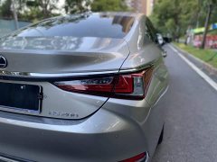 Lexus ES 200 Excellence Edition - ფოტო 9