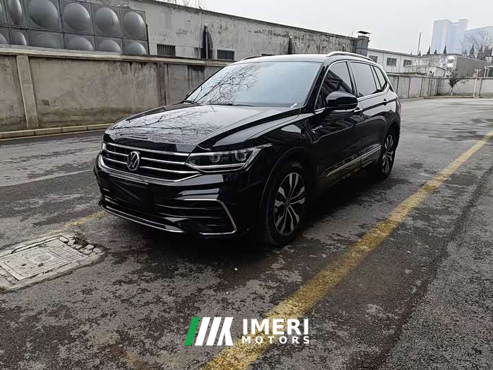 Volkswagen L 330TSI 2WD Edition