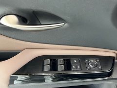 Lexus ES 300h Excellence Edition - ფოტო 13