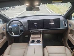 Li Auto L8 Ultra Smart Refresh Edition - ფოტო 6