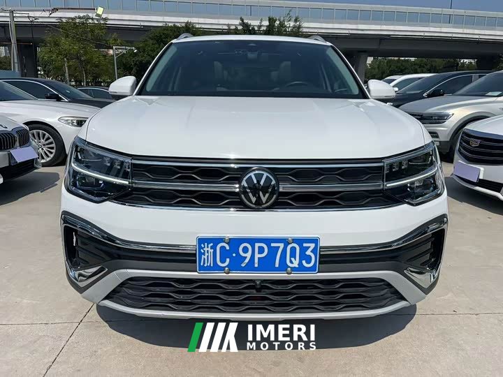 Volkswagen Touareg 300TSI Two-Wheel Drive Full Moon Edition