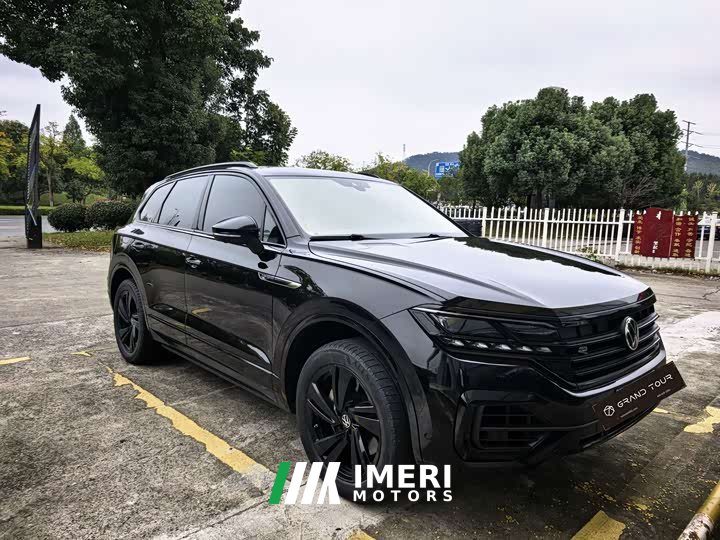 Volkswagen Touareg 3.0TSI Sharp Enjoyment Edition Jet Black Sport Package