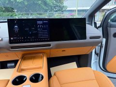 Li Auto i8 Standard Edition - ფოტო 13