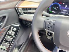 Toyota Camry Hybrid 2.5L XLE Premium - фото 13