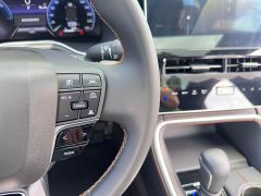 Toyota Camry Hybrid 2.5L XLE Premium - фото 14