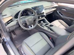 Toyota Camry Hybrid 2.5L XLE Premium - фото 9