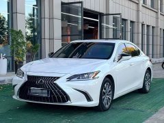 Lexus ES 200 Excellence Edition - ფოტო 1