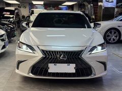 Lexus ES 200 Excellence Edition - ფოტო 1