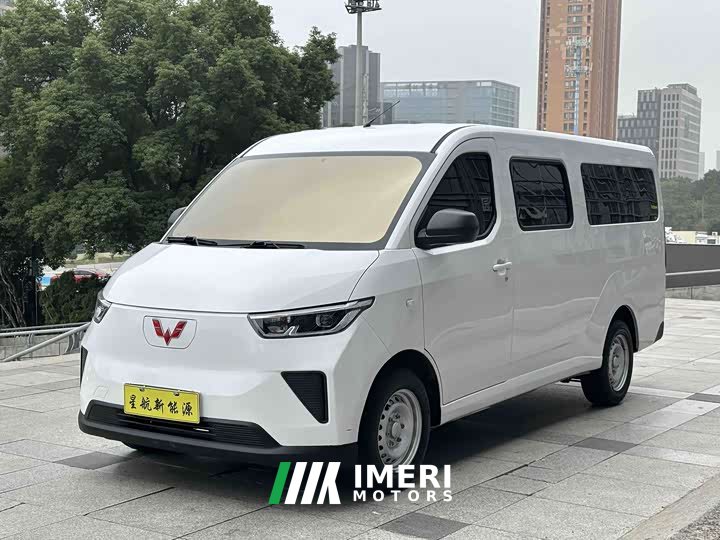 Wuling Yangguang 300km Comfort Passenger Van 75kW