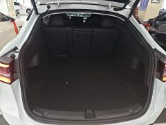 Tesla Model Y Rear-Wheel Drive - ფოტო 18