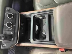 Land Rover Defender 110 P400 Dark Edition - ფოტო 9