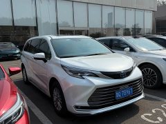 Toyota Sienna 2.5L Hybrid Luxury - ფოტო 1