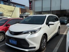 Toyota Sienna 2.5L Hybrid Luxury - ფოტო 3