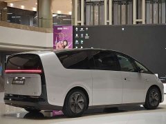 Li Auto Li Xiang MEGA Ultra - фото 6