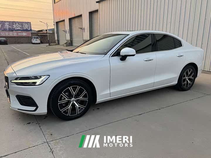 Volvo S60 B4 Smart Luxury Edition - ავტომობილი ჩინეთიდან