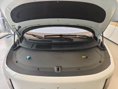 Li Auto i8 Standard Edition - ფოტო 5
