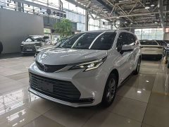 Toyota Sienna 2.5L Hybrid AWD Premium - фото 1