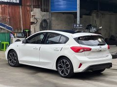 Ford Focus Hatchback EcoBoost 180 Automatic ST Line - ფოტო 4