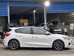 Ford Focus Hatchback EcoBoost 180 Automatic ST Line - ფოტო 7