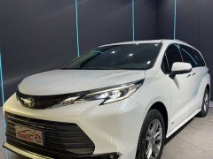 Toyota Sienna 2.5L Hybrid Comfort Edition - фото 1