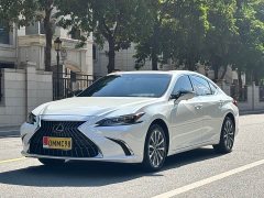 Lexus ES 200 Excellence Edition - ფოტო 1