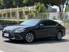 Lexus ES 200 Premium Edition - ფოტო 1