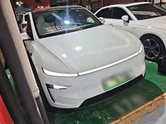 Tesla Model Y Long Range All-Wheel Drive - ფოტო 3