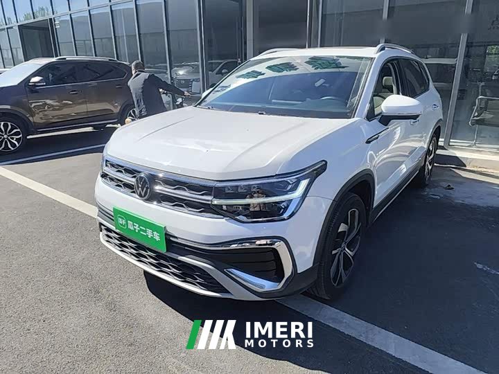 Volkswagen Touareg 300TSI Two-Wheel Drive Full Moon Edition