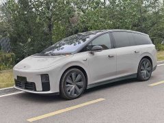 Li Auto i8 Standard Edition - ფოტო 1
