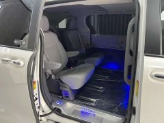 Toyota Sienna 2.5L Automatic - ფოტო 10