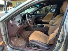 Lexus ES 300h Excellence - ფოტო 3