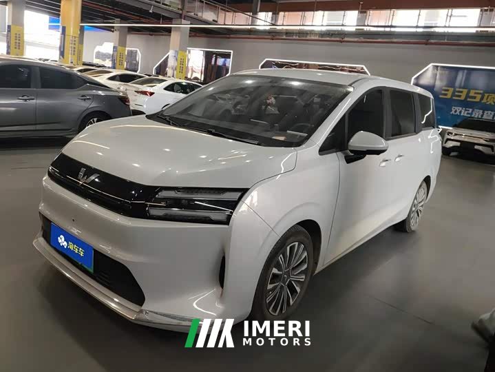 Wuling Starlight 730 New Energy Pure Electric 500km Luxury - car from China