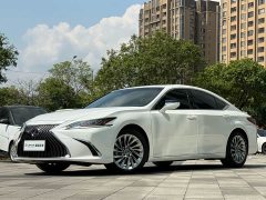 Lexus ES 300h Executive Edition National V Emission Standard - ფოტო 1