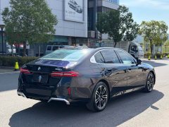 BMW 5 Series 525Li M Sport Package - ფოტო 14