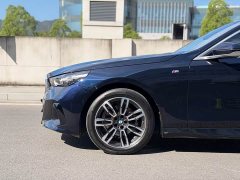 BMW 5 Series 525Li M Sport Package - ფოტო 4