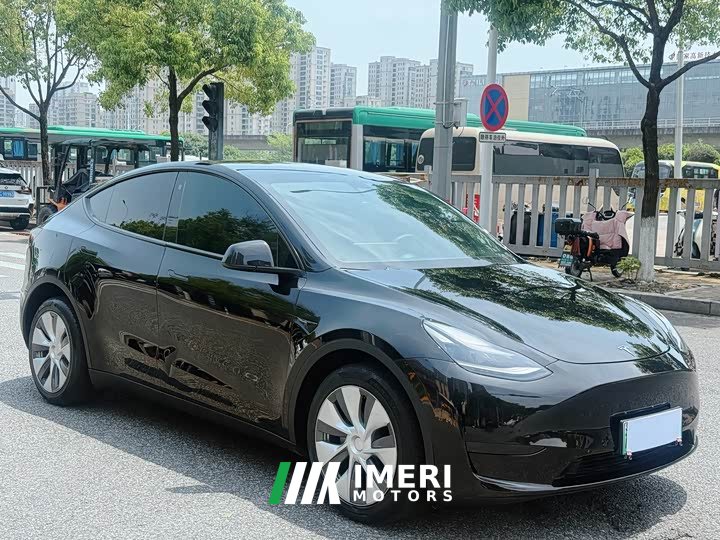 Tesla Model Y long-range all-wheel drive version