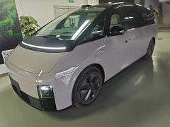 Li Auto Li Xiang MEGA Ultra - фото 1