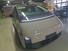 Li Auto Li Xiang MEGA Ultra - фото 3