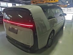 Li Auto Li Xiang MEGA Ultra - фото 6
