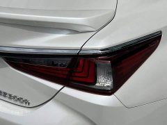 Lexus ES 300h Excellence Edition - ფოტო 14