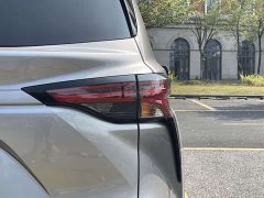 Toyota Sienna 2.5L Hybrid Platinum Edition - photo 10