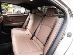 Lexus ES 300h Premium Edition - ფოტო 12