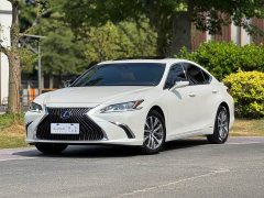 Lexus ES 300h Excellence - фото 1